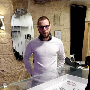 DMLA Nimes-verres Essilor Nimes-opticien de proximite-opticien Nimes-lunettes pour enfants Nimes-lunettes de vue Nimes-optometrie Gard-lentilles de contact Nimes-lunettes pour bebes Gard-opticien pour enfants Gard